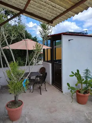Un patio o zona al aire libre en Estancia con entrada independiente en Zona Céntrica