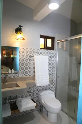Un baño de Suites Cárdon