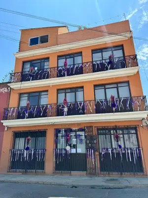Edificio en el que se encuentra el hostal o pensión