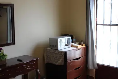 Una televisión o centro de entretenimiento en Habitaciones 1 acceso independiente y autonomo Puebla