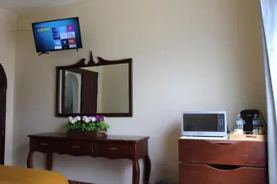 Una televisión o centro de entretenimiento en Habitaciones 1 acceso independiente y autonomo Puebla