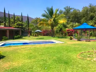 Piscina en o cerca de La Casa del Kiosco Azul Independiente Alberca Mascotas Gran Jardín