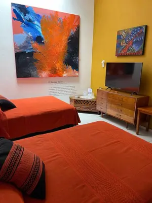 Una televisión o centro de entretenimiento en LARIMAR Gallery y Hotel Boutique