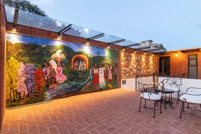 Un restaurante o sitio para comer en LARIMAR Gallery y Hotel Boutique