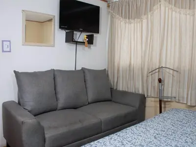 Una televisión o centro de entretenimiento en Cómodo Departamento Privado Aeropuerto 7 Min caminando
