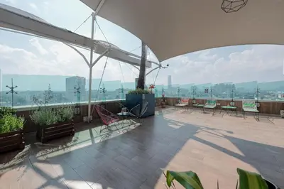 Plano de The Flamingo Rooftop Suite Unique Design in a Centric Location
