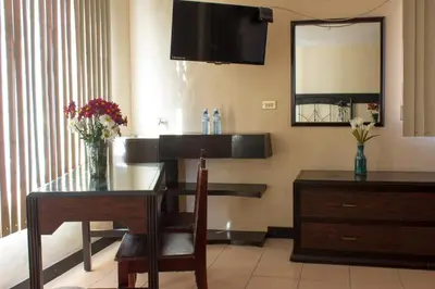 Una televisión o centro de entretenimiento en Villas Hotel Cholula