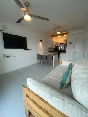 Una televisión o centro de entretenimiento en NUEVO Depto vista al mar.