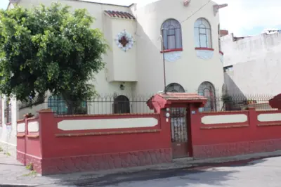 Edificio en el que se encuentra la habitación en casa particular