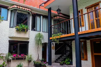Edificio en el que se encuentra el hostal o pensión
