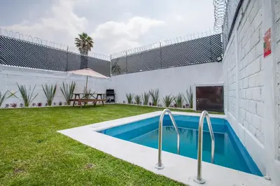 Piscina en o cerca de Casa con alberca privada y jardin