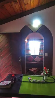 Plano de Cabaña con Bañera y Chimeneas en Puesta de Sol