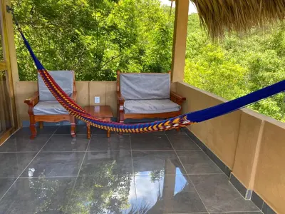 Un patio o zona al aire libre en Departamento con vista al mar, Wifi Starlink y AC en Playa San Agustinillo