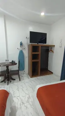 Una televisión o centro de entretenimiento en Pineda Real HOTEL