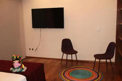 Una televisión o centro de entretenimiento en Casa Luna Coyoacan