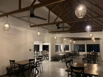 Un restaurante o sitio para comer en Mar De Estrellas - Hotel