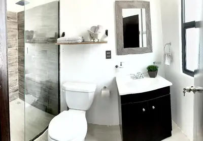 Un baño de Cómodo y Céntrico Departamento familiar