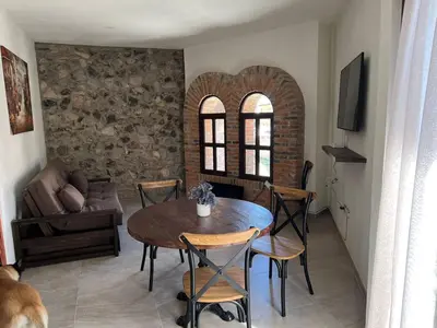 Una televisión o centro de entretenimiento en Loft River en el corazon de Valquirico