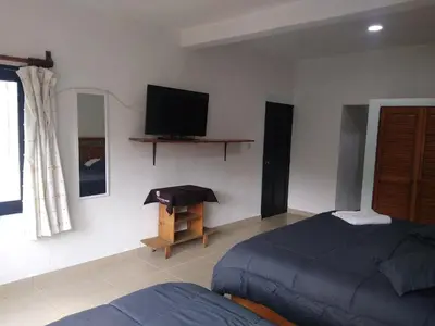 Una televisión o centro de entretenimiento en Hospedaje Anayauhcalli