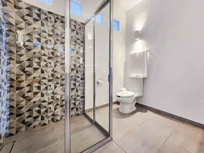Un baño de Niebla Suites