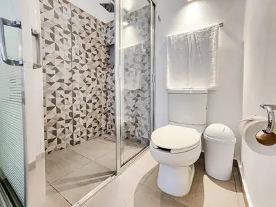 Un baño de Niebla Suites
