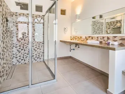 Un baño de Niebla Suites