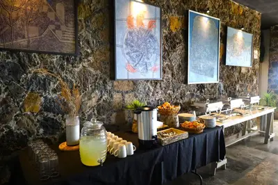Comida en o cerca de este hotel