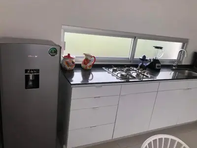 Una cocina o zona de cocina en Papaya Condo Acapulco Diamante -Solo Adultos