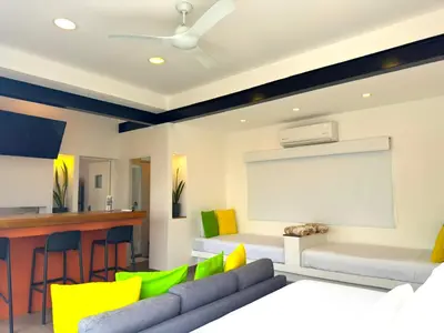 Zona de estar de Papaya Condo Acapulco Diamante -Solo Adultos