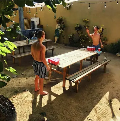 Instalaciones para jugar al ping pong en La Palmera Hostel o alrededores