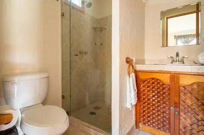Un baño de 6BR Casa Privada en Pie de la Cuesta