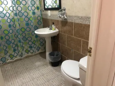 Un baño de Los Robles