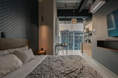 Cama o camas de una habitación en The Skyline Loft Modern Comfort with Stunning City Views