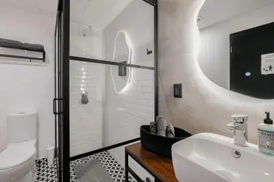 Un baño de The Skyline Loft Modern Comfort with Stunning City Views