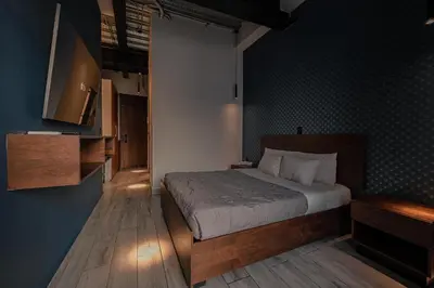 Cama o camas de una habitación en The Skyline Loft Modern Comfort with Stunning City Views