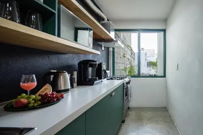 Una cocina o zona de cocina en Rooftop Hot Tub! 3 levels, 5Bedroom in Villa Noria