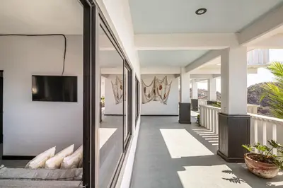 Una televisión o centro de entretenimiento en Casa Vista Del Rey
