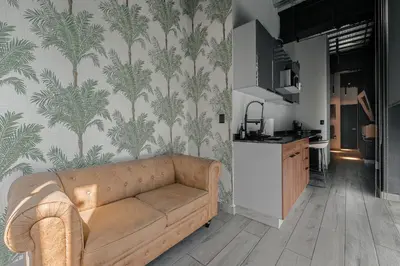 Una cocina o zona de cocina en The Palm Loft Modern Comfort with a Fully Equipped Kitchen