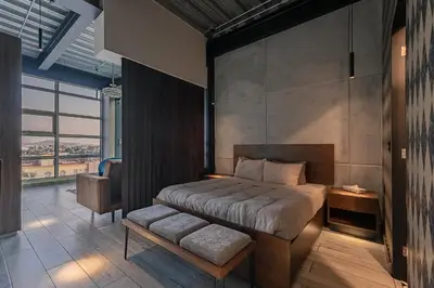 Cama o camas de una habitación en The Diamond Loft Modern Luxury with a Fully Equipped Kitchen