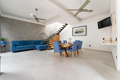 Una televisión o centro de entretenimiento en 2099 - Casa Hera