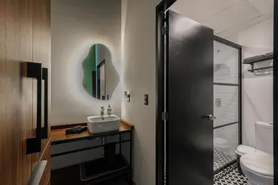Un baño de The Jungle Loft Tropical Comfort in a Centric Location with Kitchen