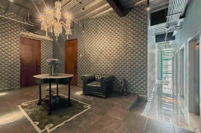 Zona de estar de The Striped Loft Modern Elegance in a centric location