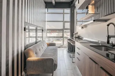 Una cocina o zona de cocina en The Striped Loft Modern Elegance in a centric location