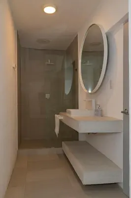 Un baño de Casa con vista a la bahía