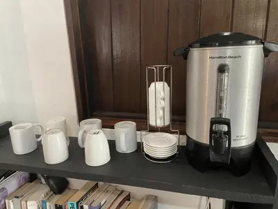 Utensilios para hacer té y café en Maracuyá Zipolite Hostel & Gym , Fast Wifi , Yoga Platform