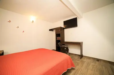 Una televisión o centro de entretenimiento en Capital O Hotel Boutique Las Torres