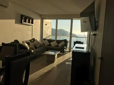 Una televisión o centro de entretenimiento en Departamento en Acapulco con inmejorable vista