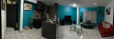Una televisión o centro de entretenimiento en Bonito Departamento Verde con terraza