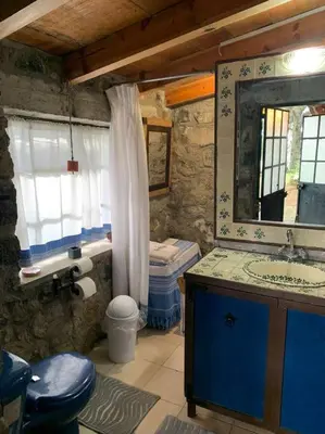 Un baño de Hermosa cabaña en el bosque