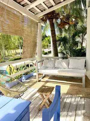 Zona de estar de Surf and Stay Casita -beach-waves -nature